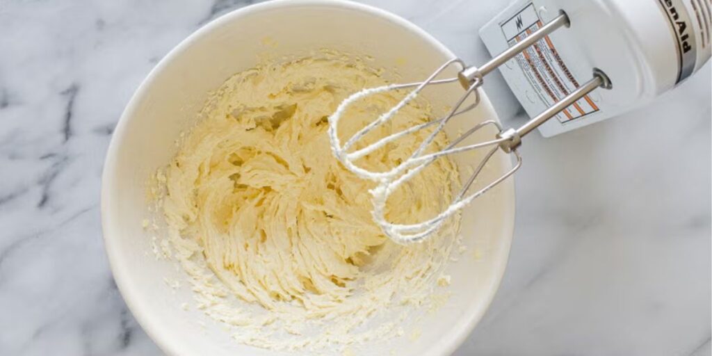 how to Combine the ingredients of apply muffins